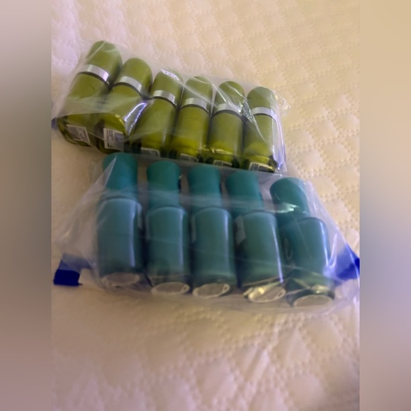 New factory, sealed, 
Nail polish 
Revlon lime & turquoise gel
No light needed - Picture 1 of 6